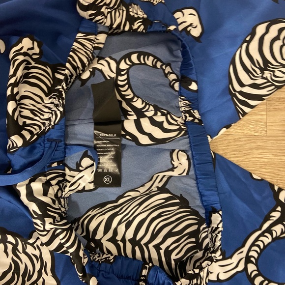 Slip into soft Blue Tiger Print Pajama SET 100 percent silk. - Picture 7 of 7